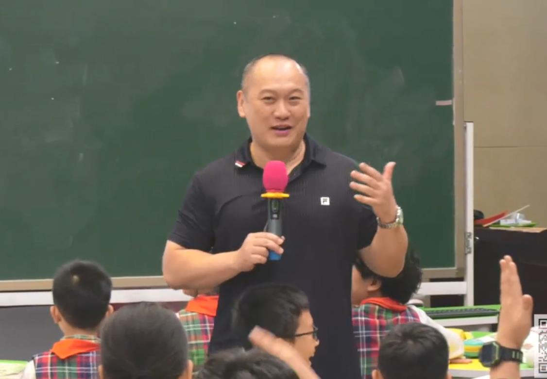 何捷，精讀課文《麻雀》，編教材四年級(jí)上冊(cè)習(xí)作單元