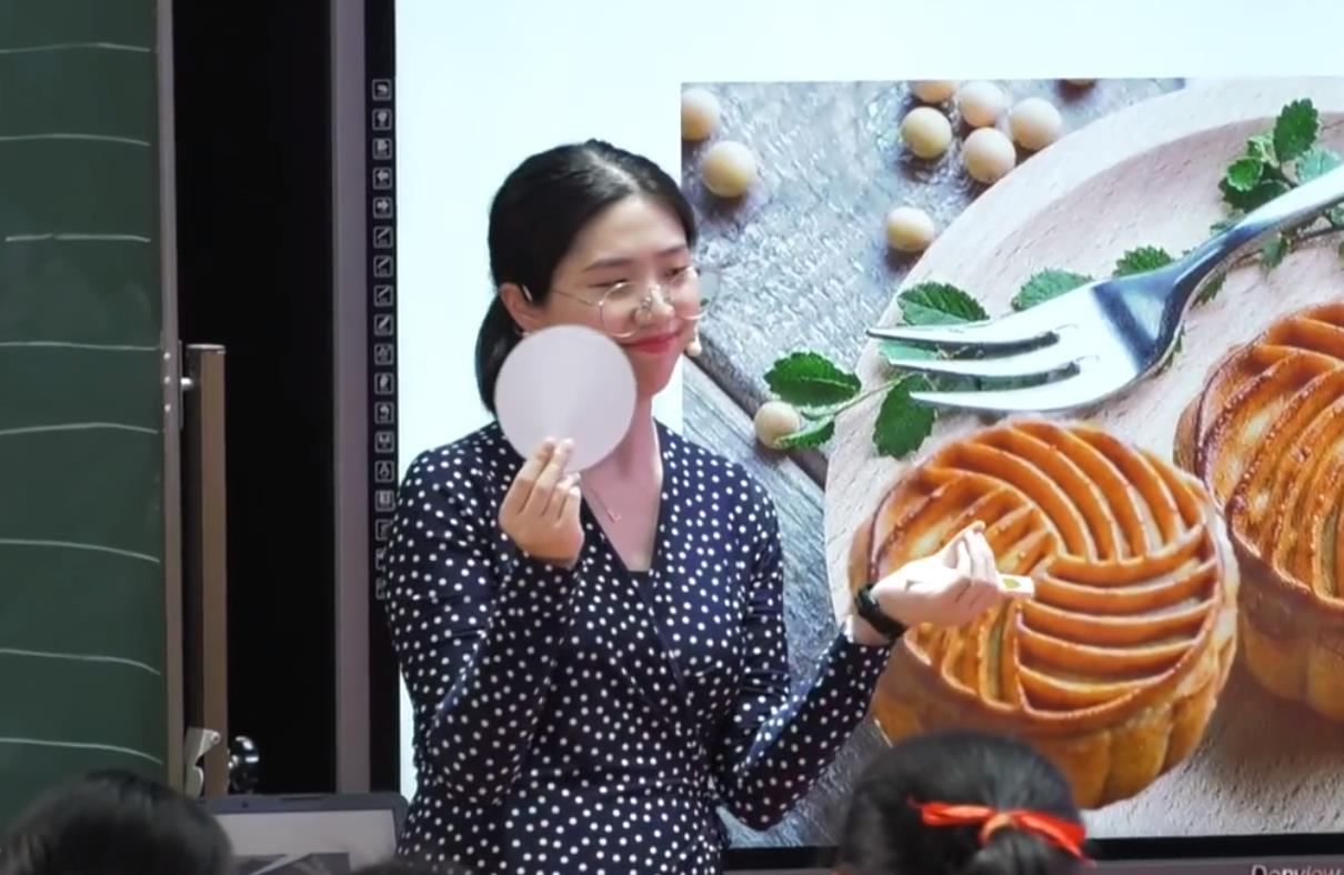 周靈，綜合語(yǔ)用課《What is round?》，五年級(jí)，自編文本