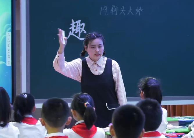 胡彭婭，《剃頭大師》，三年級(jí)下冊(cè)，第五單位